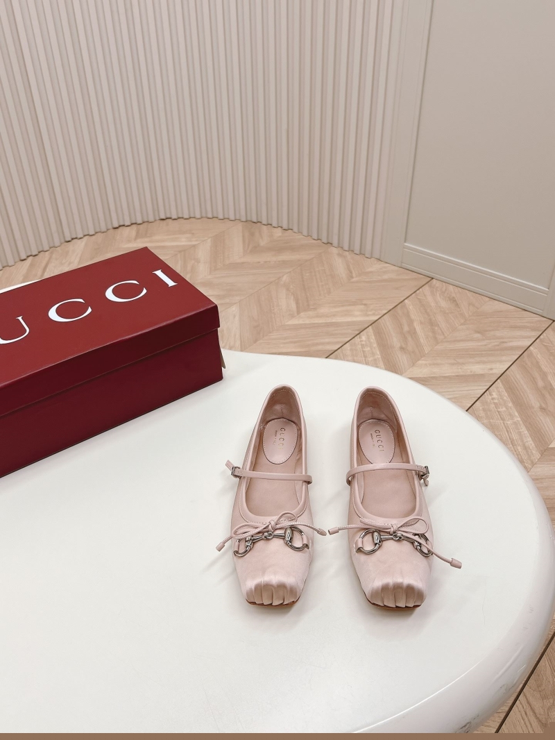 G*u*i flat shoes